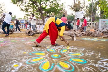 Kolam, Holi festivali akşamında kadınlar ve kızlar tarafından çizilmiş renkli kum boyası, Holika Dahan ateşi, Hindistan, Hint dini kültürü, hinduizm kutlaması, Hampi 14.03.2025