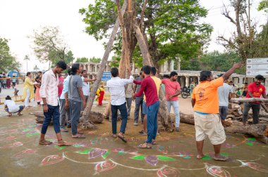 Holika Dahan, erkekler şenlik ateşi için odun toplar, Kolam renkli resim, Hindistan 'da Holi festivali akşamı, kötüyü yakar, iyinin zaferi, Hampi 14.03.2025