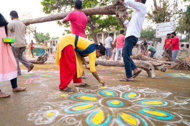 Kolam, Holi festivali akşamında kadınlar ve kızlar tarafından çizilmiş renkli kum boyası, Holika Dahan ateşi, Hindistan, Hint dini kültürü, hinduizm kutlaması, Hampi 14.03.2025