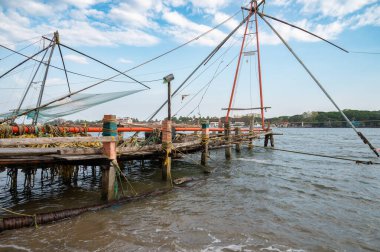 Kochi sahilinde Çin balık ağları, Hindistan 'da Kerala, Cheenavala veya Tangkul, geleneksel sabit kaldırma ağı