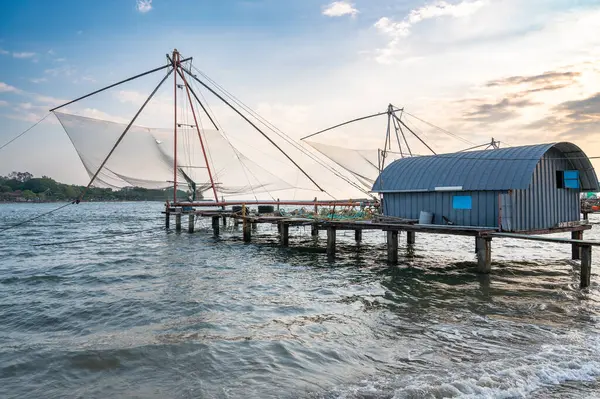 Kochi sahilinde Çin balık ağları, Hindistan 'da Kerala, Cheenavala veya Tangkul, geleneksel sabit kaldırma ağı