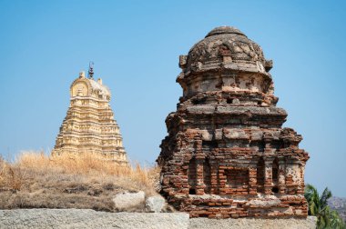 Maha Mandap 'lı Sikhara Vittala Tapınağı ve Virupaksha Tapınağı, Hampi, Hemakuta Tepesi, Güney Hindistan, tarihi anıt, antik Vijayanagara İmparatorluğu, Hindu dini 