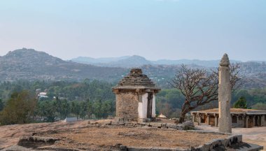 Hemakuta tepesindeki Sri Prasanna Anjaneya Gudi tapınağı, Hampi, Güney Hindistan, antik Vijayanagara İmparatorluğu, Hindu kültürü ve dini