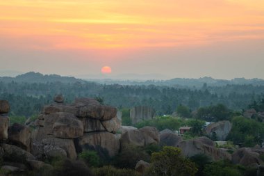 Hindistan, Hemakuta Hill 'den Hampi' ye gün batımı manzarası, palmiye ağaçları, Güney Hindistan, Karnataka, seyahat noktası