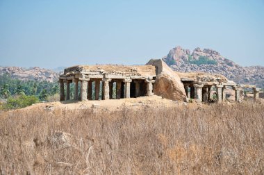 Hemakuta Tepesi 'ndeki granit kayalı tapınak, Hampi, Güney Hindistan' daki harabe, antik Vijayanagara İmparatorluğu, Hinduizm antik uygarlık
