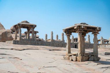 Hemakuta tepesindeki tapınak harabesi, Hampi, Güney Hindistan, Antik Vijayanagara İmparatorluğu, Hindu kültürü ve dini, Karnataka