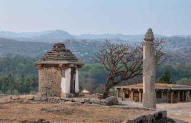 Hemakuta tepesindeki Sri Prasanna Anjaneya Gudi tapınağı, Hampi, Güney Hindistan, antik Vijayanagara İmparatorluğu, Hindu kültürü ve dini