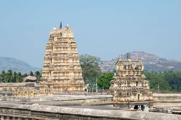 Hampi 'deki Virupaksha tapınağı, Güney Hindistan' daki Hemakuta Tepesi manzarası, antik Vijayanagara İmparatorluğu 'nun tarihi anıtı, Hinduizm kültürü ve dini