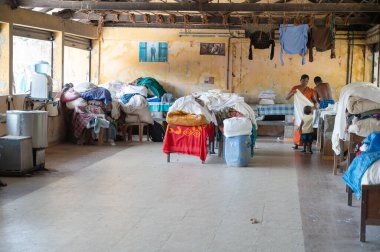 Dhobi Ghat 'taki işçiler, Kochi, Hindistan' da açık hava çamaşırları, çamaşır yıkama ve ütü, 29.03.2025