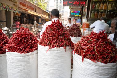 Hindistan, Mumbai 'de bir baharat pazarında satılık kırmızı biber baharatları, Hint yemeği pişirmek için taze malzemeler, 02.04.2025