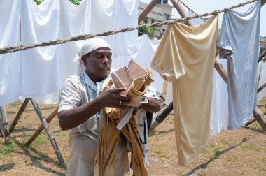 Dhobi Ghat, Kochi, Hindistan 'da açık hava çamaşırları, çamaşır ipine asılı temiz giysiler, kuru çarşaf ve çarşaf koleksiyonu, 20.03.2025