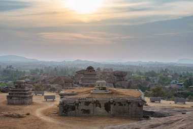 Harabe tapınak, kaya manzarası, Hampi Hemakuta Tepesi, Güney Hindistan, tarihi anıt, antik Vijayanagara İmparatorluğu, Hindu kültürü ve dini