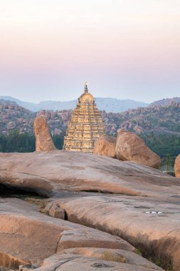 Virupaksha tapınağı Hampi 'de, Hemakuta Hill, Güney Hindistan' da, antik Vijayanagara İmparatorluğu 'nun tarihi anıtı, Hindu kültürü ve dini