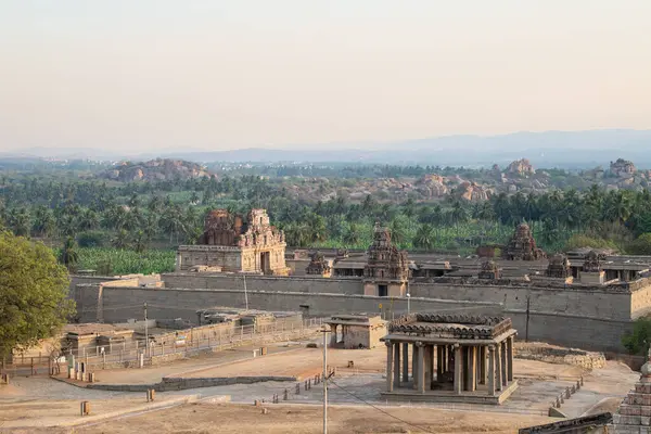 Hampi 'deki Virupaksha ve Chandikesvara tapınağı, Güney Hindistan' daki Hemakuta Hill 'den manzara, antik Vijayanagara İmparatorluğu' nun tarihi anıtı, Hinduizm kültürü ve dini