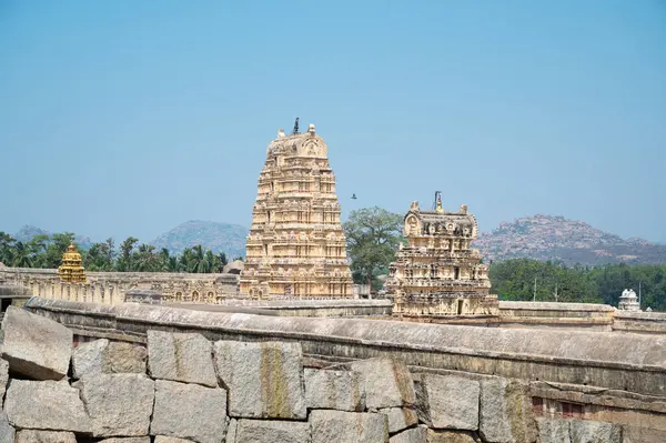 Hampi 'deki Virupaksha tapınağı, Güney Hindistan' daki Hemakuta Tepesi manzarası, antik Vijayanagara İmparatorluğu 'nun tarihi anıtı, Hinduizm kültürü ve dini