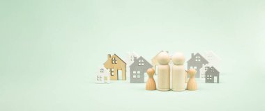 Aile ev alıyor, yeni ev için ipotek oranı, gayrimenkul ve sigorta konsepti, yatırım