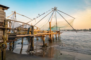 Kochi sahilinde Çin balık ağları, Hindistan 'da Kerala, Cheenavala veya Tangkul, geleneksel sabit kaldırma ağı