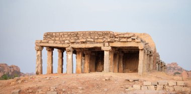 Chandikesvara Tapınağı 'ndaki Dhwaja Stambha, Hemakuta Tepesi, Hampi, Güney Hindistan' daki harabe, antik Vijayanagara İmparatorluğu, Hindu kültürü ve dini