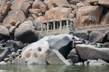 Hampi, Güney Hindistan, Vijayanagara İmparatorluğu, Hindu kültürü ve Tungabhadra Nehri 'ndeki dinle harabe.