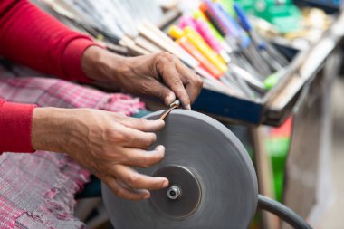 Bıçakları bileme taşı üzerinde bileme bıçağı, Hintli bıçak bileyicisi, pedallarla itilen tekerlek, Hindistan kültürü.