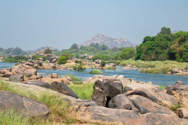 Hampi 'de kayaları olan Tungabhadra nehri, Hippie adası manzarası, Güney Hindistan, Karnataka, seyahat yeri