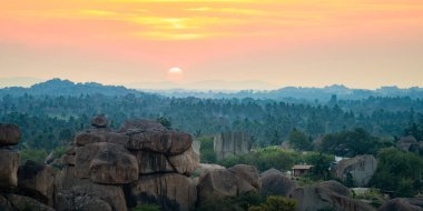 Hindistan, Hemakuta Hill 'den Hampi' ye gün batımı manzarası, palmiye ağaçları, Güney Hindistan, Karnataka, seyahat noktası