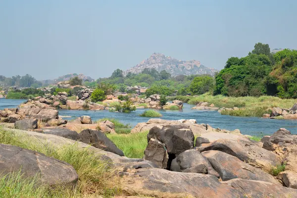 Hampi 'de kayaları olan Tungabhadra nehri, Hippie adası manzarası, Güney Hindistan, Karnataka, seyahat yeri