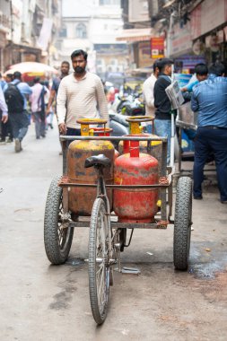 Pişirmek için gaz şişeleriyle dolu eski bisiklet, yeniden kullanım için propan tüpü, triportör ulaşımı, butan balonu, Mumbai, Hindistan, 02.04.2025