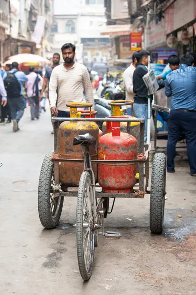 Pişirmek için gaz şişeleriyle dolu eski bisiklet, yeniden kullanım için propan tüpü, triportör ulaşımı, butan balonu, Mumbai, Hindistan, 02.04.2025