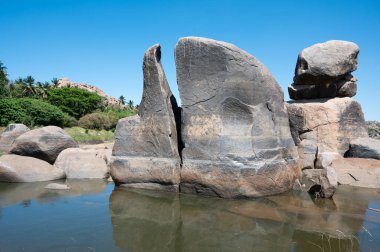 Tungabhadra nehrindeki Cyclopean granit kayası, su yansıması, kayalık arazi, Hampi, Güney Hindistan, Karnataka