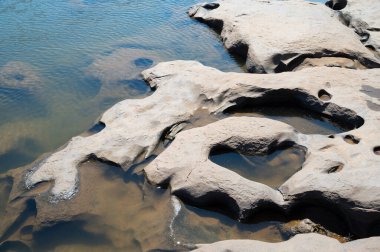 Granit kaya kaya, Tungabhadra nehir kıyısındaki yapı, su dolu çukur, Hampi, kayalık arazi, Güney Hindistan, Karnataka