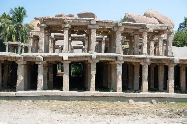 Hampi, Güney Hindistan 'da yıkıntı, Antik Vijayanagara İmparatorluğu, Tungabhadra Nehri' nde hinduizm kültürü ve dini