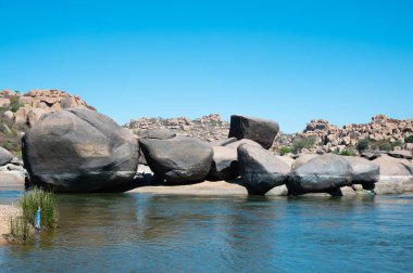 Tungabhadra nehrindeki Cyclopean granit kayası, su tarafından aşınma, kayalık arazi, Hampi, Güney Hindistan, Karnataka
