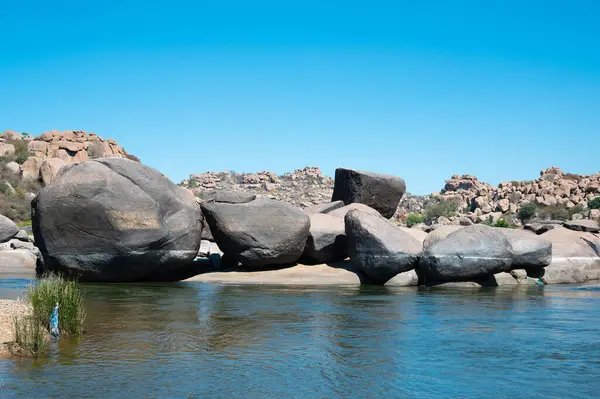 Tungabhadra nehrindeki Cyclopean granit kayası, su tarafından aşınma, kayalık arazi, Hampi, Güney Hindistan, Karnataka