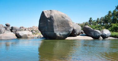 Tungabhadra nehrindeki Cyclopean granit kayası, su tarafından aşınma, kayalık arazi, Hampi, Güney Hindistan, Karnataka