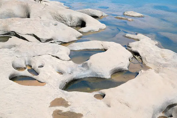 Granit kaya kaya, Tungabhadra nehir kıyısındaki yapı, su dolu çukur, Hampi, kayalık arazi, Güney Hindistan, Karnataka