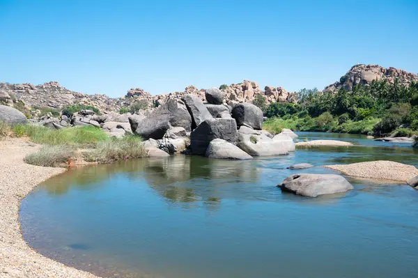 Tungabhadra nehrindeki Cyclopean granit kayası, su tarafından aşınma, kayalık arazi, Hampi, Güney Hindistan, Karnataka