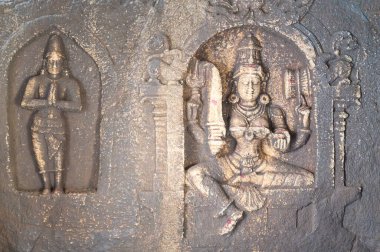 Antik heykel Hampi tapınağında, Tungabhadra nehrinin kayasına oyulmuş, Hindu dini, Lakshmi Narasimha shiva Vijayanagara İmparatorluğu 'nun harabesinde.