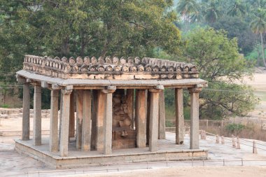 Tanrı Ganesha Tapınağı, Hemakuta Tepesi, Güney Hindistan, Hampi 'de yıkıntı, Antik Vijayanagara İmparatorluğu, Hinduizm kültürü ve dini, tarihi anıt