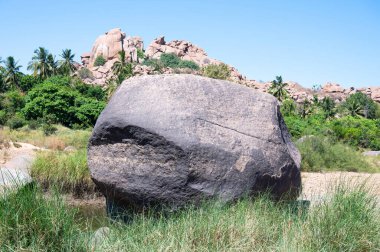 Dev siklopedi granit kaya manzarası, Tungabhadra nehri jeolojisi, kayalık arazi, tropikal bitkiler ve ağaçlar, Hampi, Güney Hindistan, Karnataka