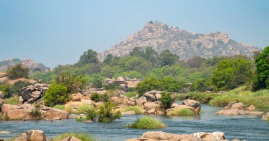 Hampi 'de kayaları olan Tungabhadra nehri, Hippie adası manzarası, Güney Hindistan, Karnataka, seyahat yeri