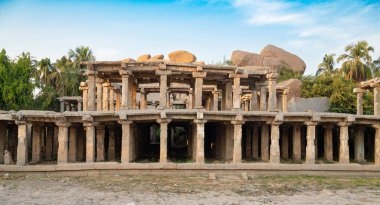 Hampi, Güney Hindistan 'da yıkıntı, Antik Vijayanagara İmparatorluğu, Tungabhadra Nehri' nde Hindistan kültürü ve dini