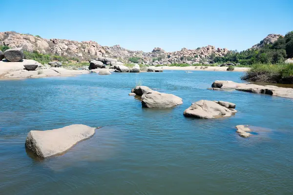 Hampi, Tungabhadra nehri, kayalık arazi, Güney Hindistan, Karnataka, Cyclopean granit kayaları.