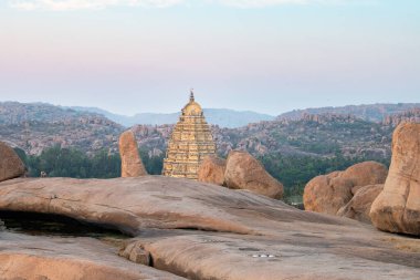 Virupaksha hinduizm tapınağı, Hampi 'de kaya manzarası, Hemakuta Tepesi, Güney Hindistan, antik uygarlığın dini anıtı, Vijayanagara İmparatorluğu
