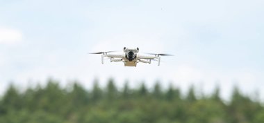 Uçan insansız hava aracı, hava helikopteri, dijital kamera, modern teknoloji fotoğrafçılık, video, izleme ve dağıtım hizmeti, tarım, arama ve kurtarma için kullanılır.