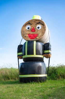 Büyük kamış bebek, itfaiye Osburg, Almanya 'nın yaratıcı etkinliği, gelenek, yüzüne yapıştırılmış balyalar, siyah plastik çarşaflar ve şapka takılmış.