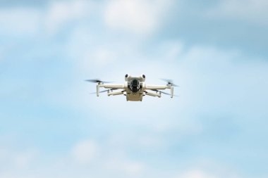 Uçan insansız hava aracı, hava helikopteri, dijital kamera, modern teknoloji fotoğrafçılık, video, izleme ve dağıtım hizmeti, tarım, arama ve kurtarma için kullanılır.