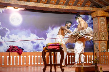 Kathakali sanatçısı kurutuldu, Kerala, malayalam geleneksel Hint dansı, mim, drama ve müzik gösterisi, Hindu mitolojisi hikayesi, püritenler, Thekkady in India, 25.03.2025