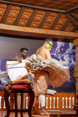 Kathakali sanatçısı kurutuldu, Kerala, malayalam geleneksel Hint dansı, mim, drama ve müzik gösterisi, Hindu mitolojisi hikayesi, püritenler, Thekkady in India, 25.03.2025