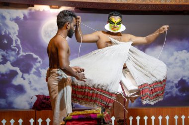 Kathakali sanatçısı kurutuldu, Kerala, malayalam geleneksel Hint dansı, mim, drama ve müzik gösterisi, Hindu mitolojisi hikayesi, püritenler, Thekkady in India, 25.03.2025